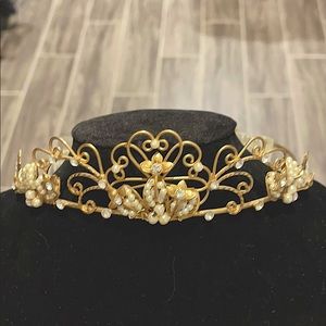 Crown style head piece